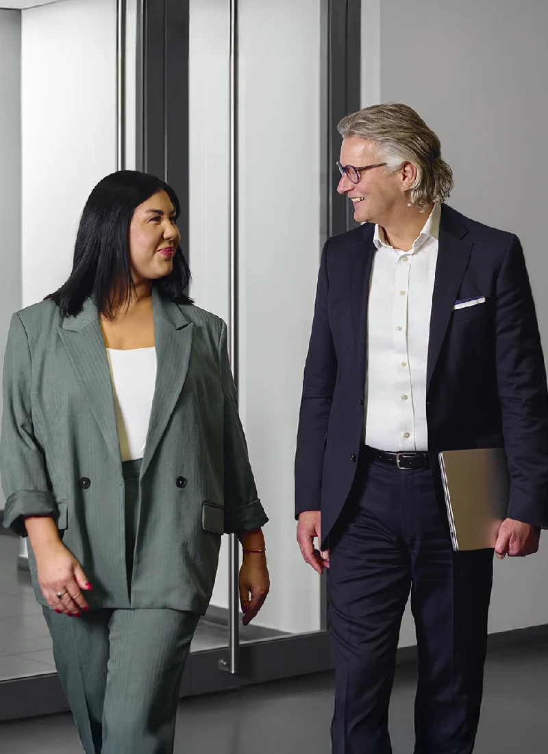 Porträts von INTREAL Mitarbeitenden im Flur